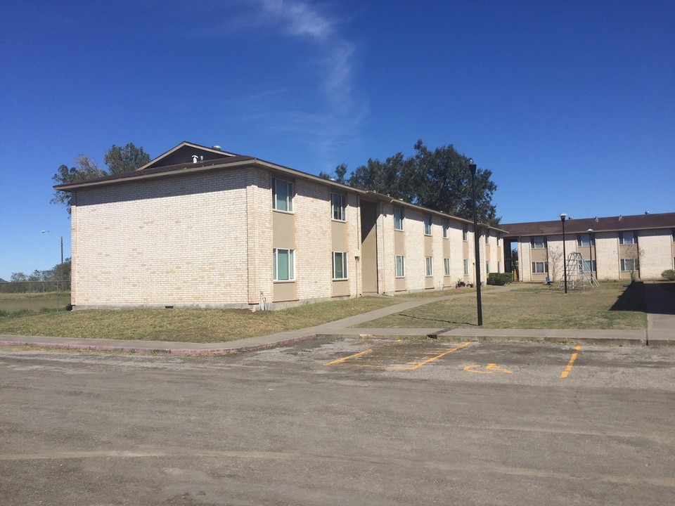 1700 E Kenedy Ave in Kingsville, TX - Foto de edificio