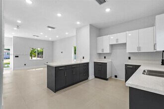 1445 NW 42nd St in Miami, FL - Building Photo - Building Photo