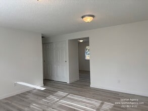 13920 126th Ave E in Puyallup, WA - Foto de edificio - Building Photo