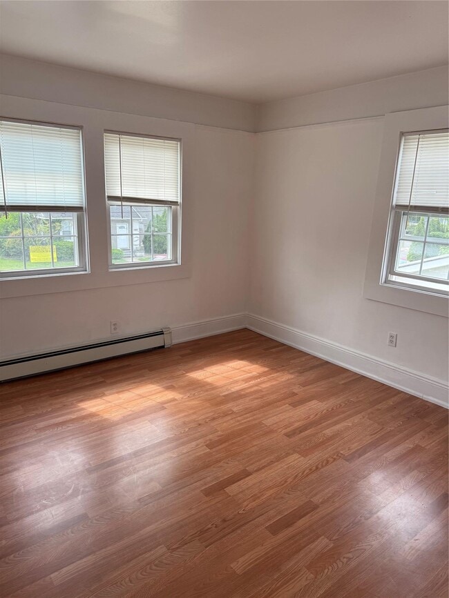 1186 Thomas St in Hewlett, NY - Building Photo - Building Photo