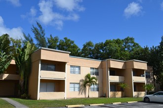 Sabal Pointe in Palm Springs, FL - Foto de edificio - Building Photo