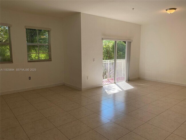 210 NW 109th Ave in Miami, FL - Foto de edificio - Building Photo