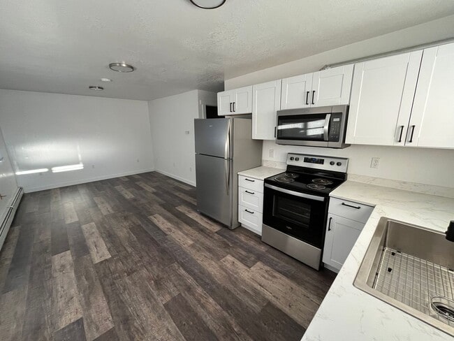 1994 Badger Rd in North Pole, AK - Building Photo - Building Photo