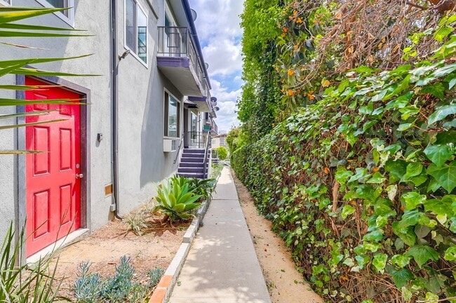 Stylish Mid-Century Building in West Adams in Los Angeles, CA - Foto de edificio - Building Photo