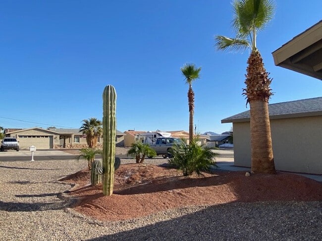 3575 Big Chief Dr in Lake Havasu City, AZ - Foto de edificio - Building Photo