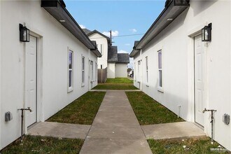 1321 Joscelyn Dr, Unit 2 in Edinburg, TX - Foto de edificio - Building Photo