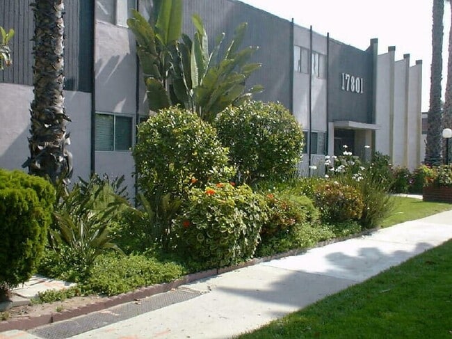 17801 Sherman Way, in Reseda, CA - Foto de edificio - Building Photo