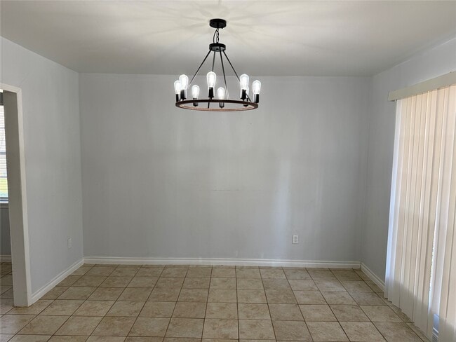 1014 Robinson St in Alvin, TX - Building Photo - Building Photo