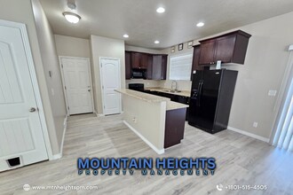1554 Kinloch Way in West Valley City, UT - Foto de edificio - Building Photo