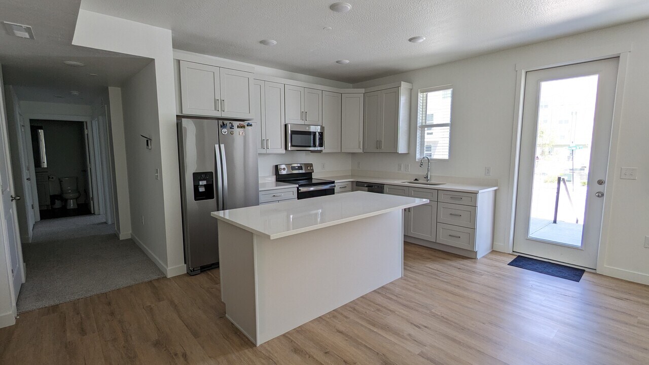 5227 W Reventon Dr in South Jordan, UT - Building Photo