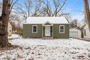 2004 SW Medford Ave in Topeka, KS - Building Photo