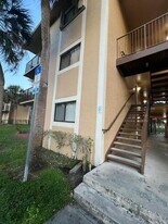 351 Palm Way in Pembroke Pines, FL - Building Photo
