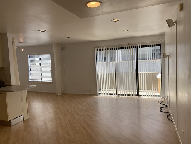 2121 Beloit Ave, Unit 304 in Los Angeles, CA - Building Photo - Building Photo