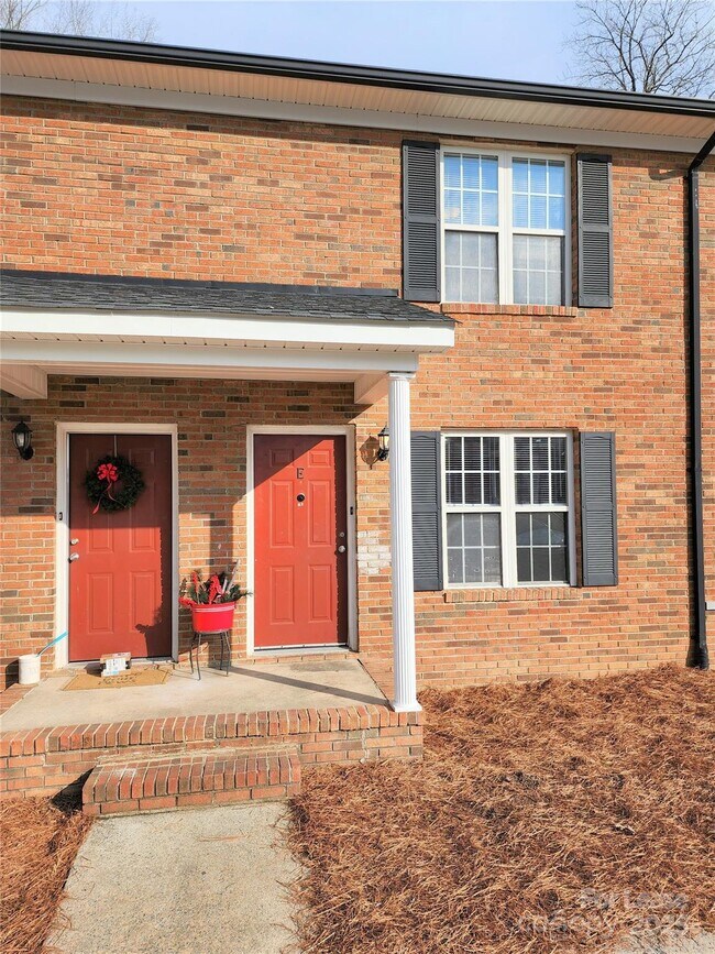 268 Circle R Rd in Concord, NC - Foto de edificio - Building Photo