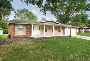 11951 Jerries Ln in Florissant, MO - Building Photo