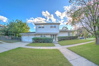 10001 S Komensky Ave in Oak Lawn, IL - Building Photo - Building Photo