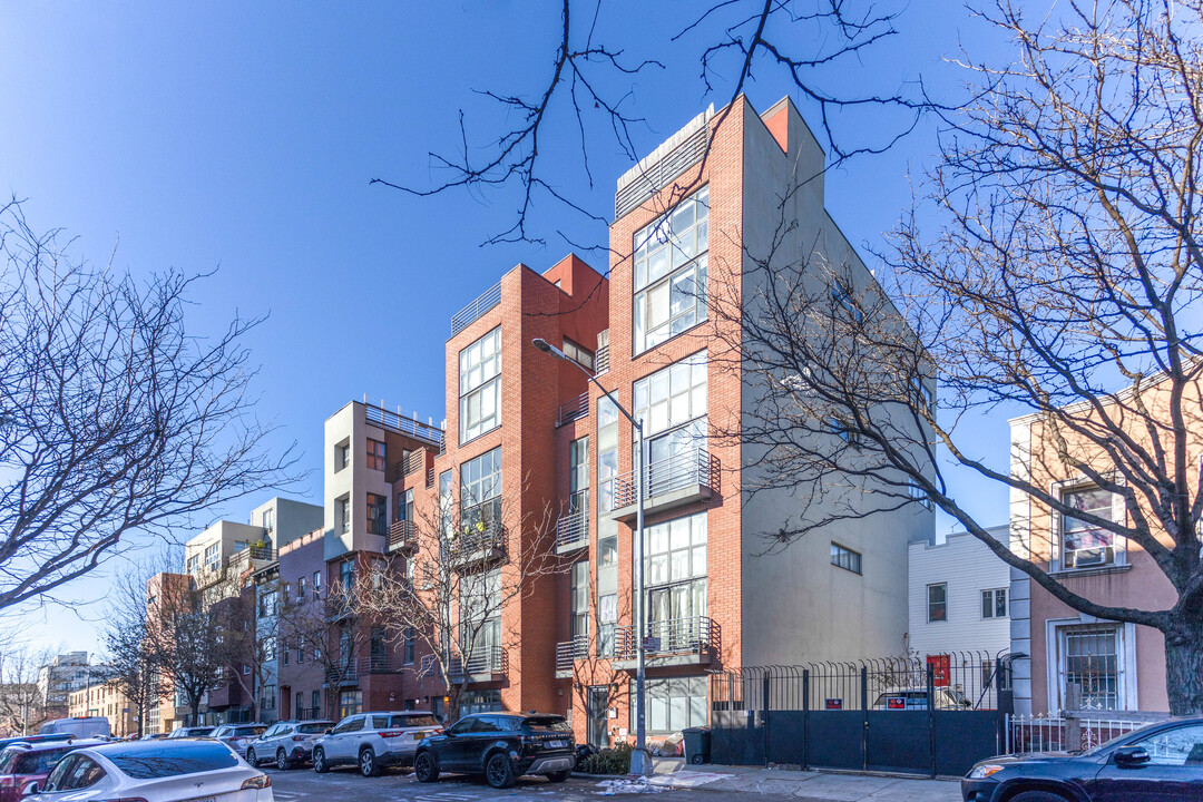 63 Stagg St in Brooklyn, NY - Foto de edificio