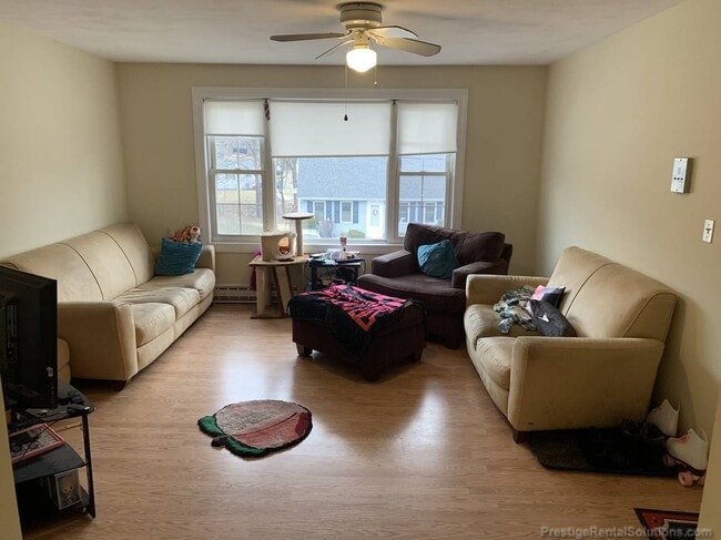 64 Lorchris St, Unit 2 in Leominster, MA - Foto de edificio - Building Photo