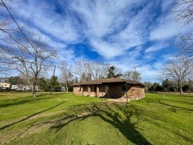 401 Anderson Rd in Cuero, TX - Building Photo