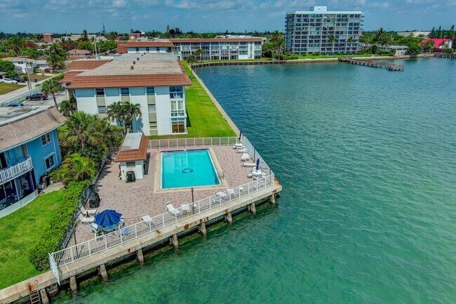 2936 Lake Shore Dr in West Palm Beach, FL - Building Photo - Building Photo