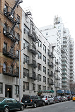 418 E 77th St in New York, NY - Foto de edificio - Building Photo