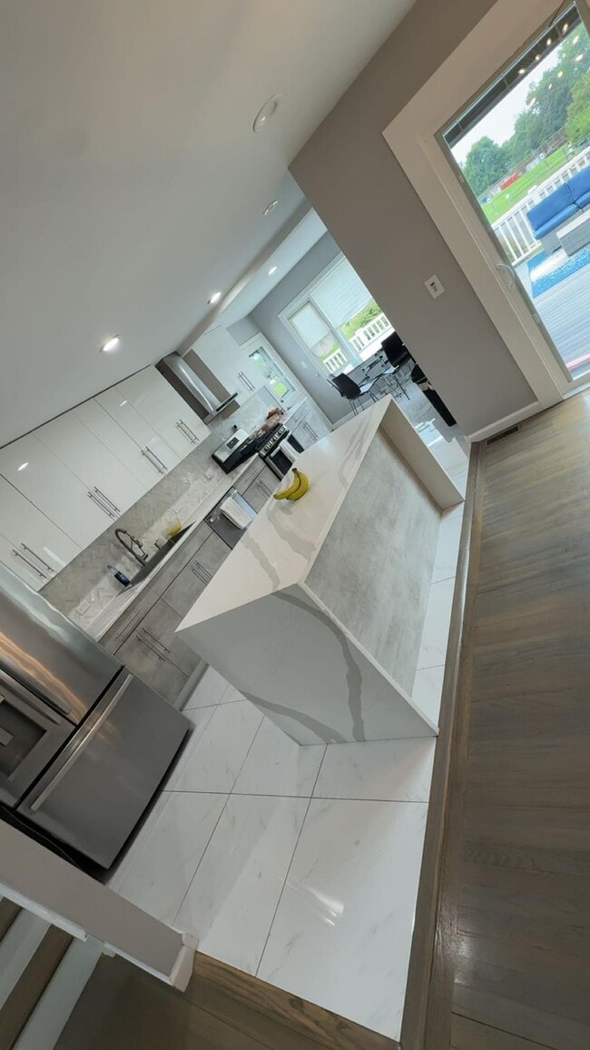 property at 17 Roslyn Dr