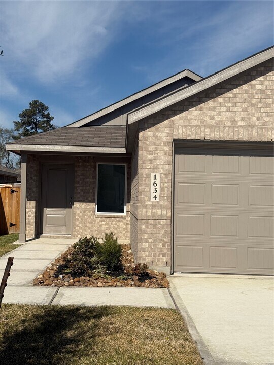 1634 Gardenia Grv Ln in Crosby, TX - Building Photo