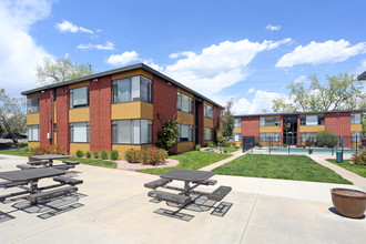 Four Winds Apartments in Lakewood, CO - Foto de edificio - Building Photo