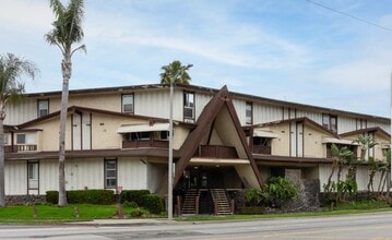 7000 S La Cienega Blvd, Unit 28 in Inglewood, CA - Building Photo - Building Photo