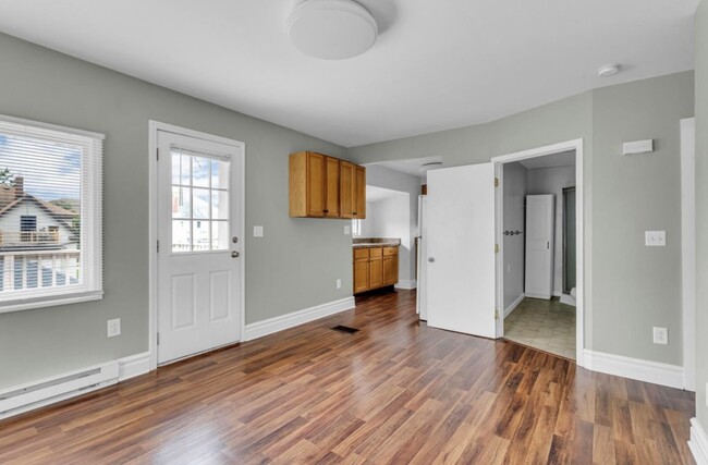 1227 Homewild Ave, Unit Upper in Jackson, MI - Foto de edificio - Building Photo