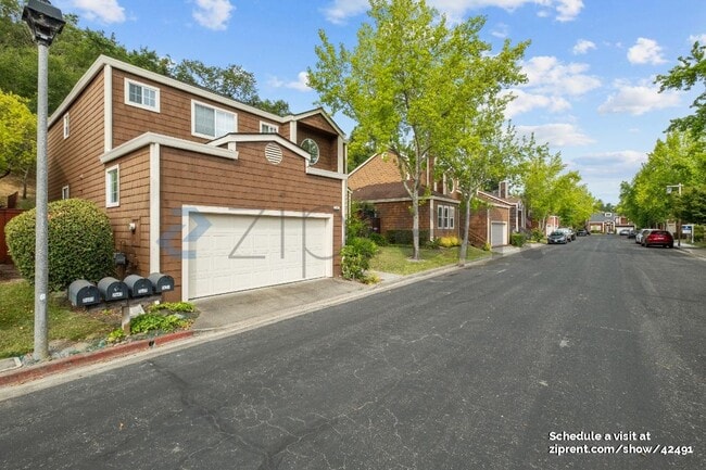 2643 Spring Oaks Dr in Santa Rosa, CA - Building Photo - Building Photo