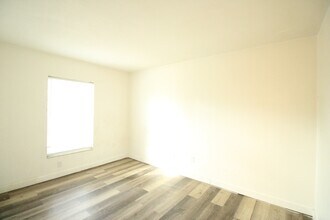 5736 NW 25th Terrace in Gainesville, FL - Building Photo - Building Photo