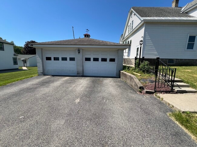 40 Mathias Ave, Unit 2 in Amsterdam, NY - Building Photo - Building Photo