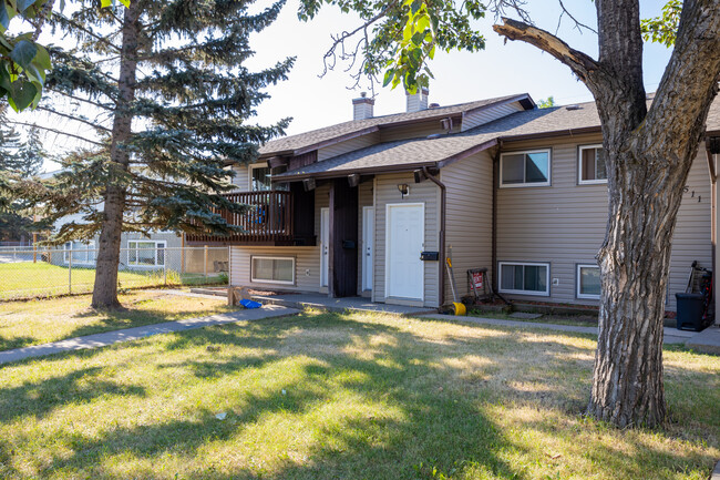 7511 41 Av NW in Calgary, AB - Building Photo - Building Photo
