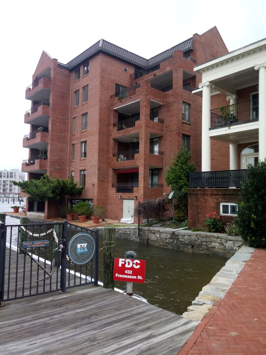 The Pilot House in Norfolk, VA - Building Photo