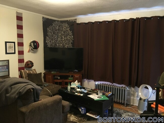 349 Pleasant St, Unit B1-3 in Malden, MA - Foto de edificio - Building Photo