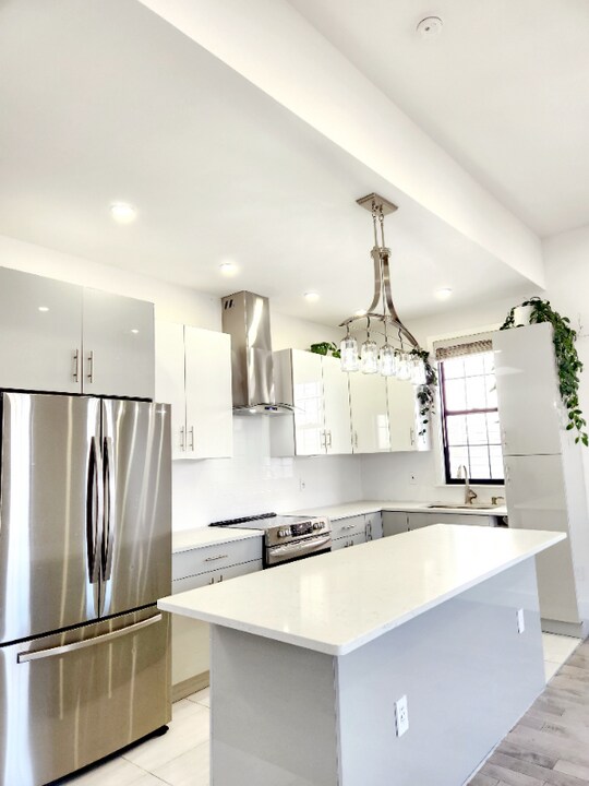16-59 Hancock St in Queens, NY - Building Photo