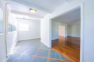 4316 Rockhill Rd in Kansas City, MO - Building Photo - Building Photo