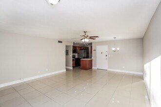 10395 N Kendall Dr in Miami, FL - Building Photo - Building Photo