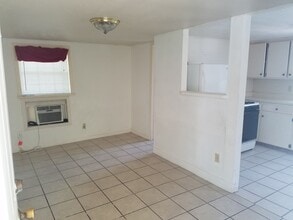 1109 W 4th St in Taylor, TX - Building Photo - Building Photo