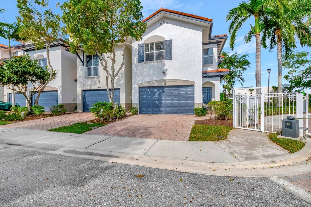 100 W Prive Cir in Delray Beach, FL - Building Photo