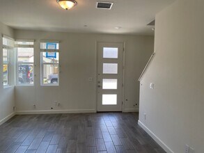 2056 N Walling Ln in Clovis, CA - Building Photo - Building Photo