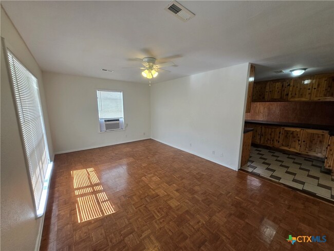 702 Anaqua Ave in Victoria, TX - Building Photo - Building Photo