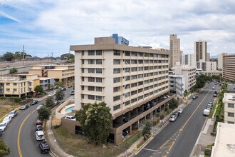 Salt Lake Manor in Honolulu, HI - Building Photo - Building Photo