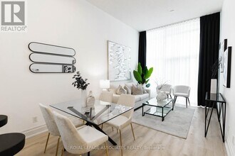111-111 Upper Duke Crescent in Markham, ON - Building Photo - Building Photo