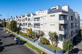 Carlyle Condominiums in Sherman Oaks, CA - Building Photo - Building Photo