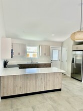 1300 E Iris Ave, Unit 3 in McAllen, TX - Building Photo - Building Photo