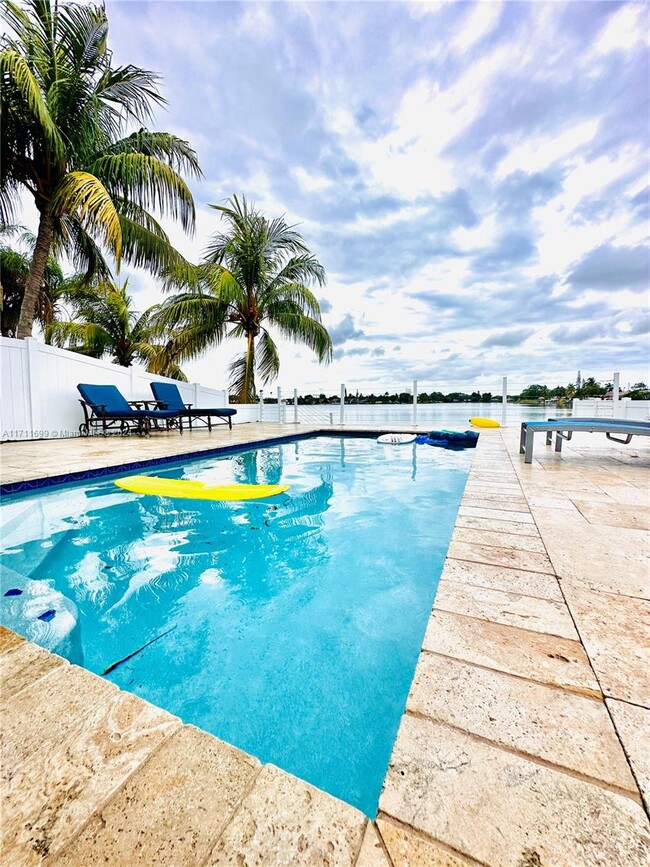 2431 SW 58th Manor in Fort Lauderdale, FL - Building Photo - Building Photo