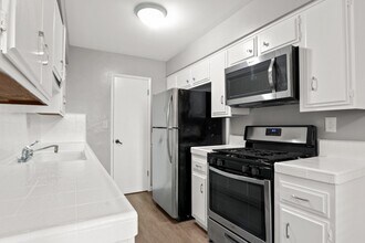 1111 17th St #D in Santa Monica - North of Wilshire Blvd! in Santa Monica, CA - Foto de edificio - Building Photo