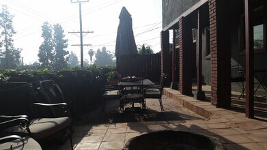 2326 Riverside Dr, Unit DOWNSTAIRS in Los Angeles, CA - Foto de edificio - Building Photo